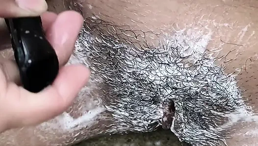 Горячая домохозяйка подчищает киску