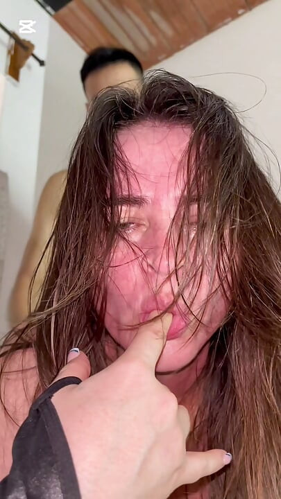 Домашній секс із сексуальною зрілою, відтраханою в нижній білизні та стрінгами, приходить у справжню грудасту мачуху з великими цицьками