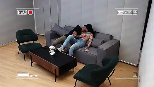 Что за! Я трахаю лучшую подругу моей сводной сестры через порванные джинсы, пока мы играем в один