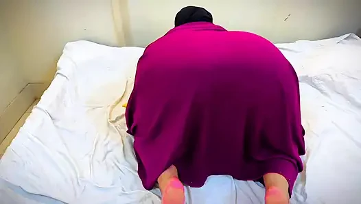 Arap tesettürlü kız oyuncağını tombul büyük göt deliğine sokuyor, zevk