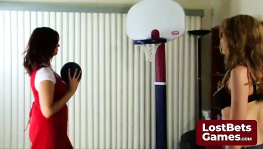 Kaybeden Snip Basketball oyuncusu kazananın ayaklarını yalamalı