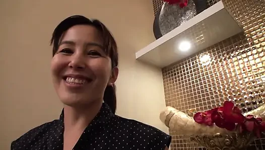 Istri super peras susu k-cup, megumi, 42 tahun