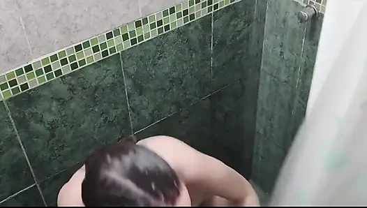 Pemandangan terlarang selama 25 menit saat aku mandi