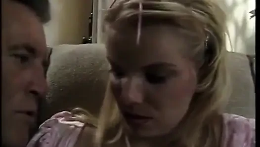Yaşlı adam için seksi bir üniversiteli kız fantezisi