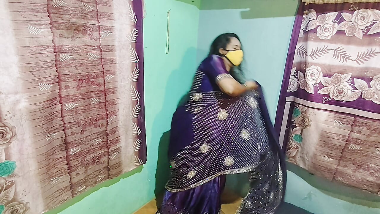 Sex Bhabhi Hot Dance for Lover and She Gift Her Pussy