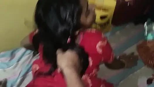 Kırmızı elbiseli Hintli evli kadın götünü yağlıyor ve sert domaltarak sikişiyor - ev yapımı