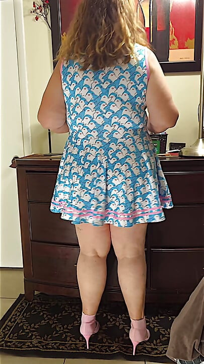 Mulher de vestido sem calcinha mostrando buceta grande e bunda enorme depois de voltar para casa depois de ser fodida por estranhos