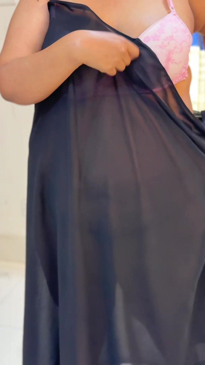 Nagy mellű dögös mostohaanya a mostohafia előtt, hogy meztelen testbemutatóval elcsábítsa