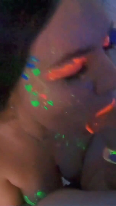 Bujna i bujna Nemica jebe kao luda pod neon svetlom | Klip 1