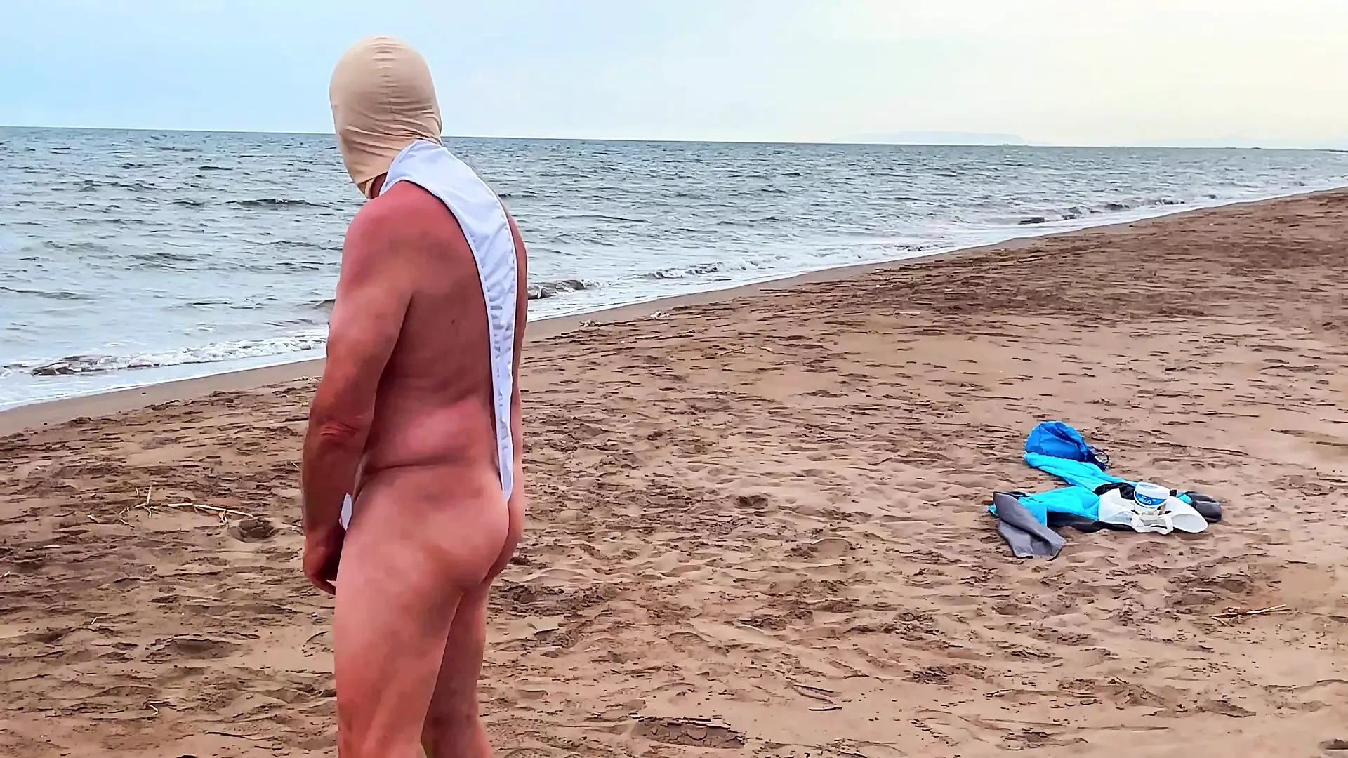 Moj muž u kavezu nevinosti je izložen na plaži