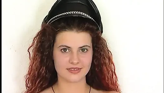 Renkli saçlı seksi hatun kesilmiş amını ovuyor