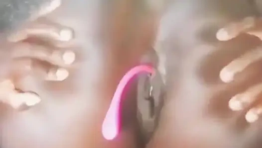 Penggoda ebony: pesona yang menggigit, kebahiaan itu meleleh