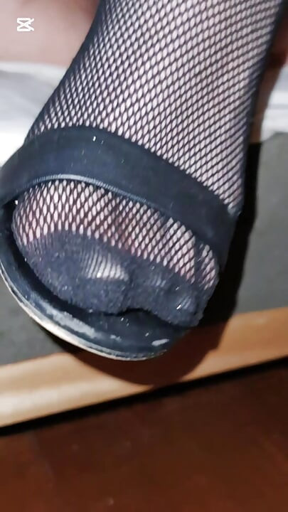 Iubita ta milf amatoare se închină la picioare cu striptease