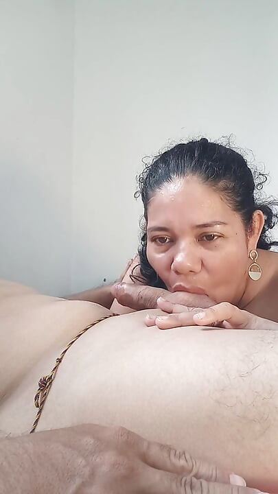 Βαθιά πίπα από την κοπέλα μου στο λαρύγγι