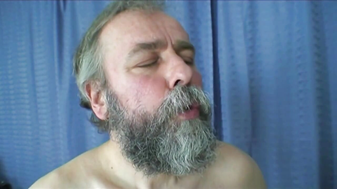 गंदी कमसिन गंदे बूढ़े सुअर के साथ गंदी बातें करती है