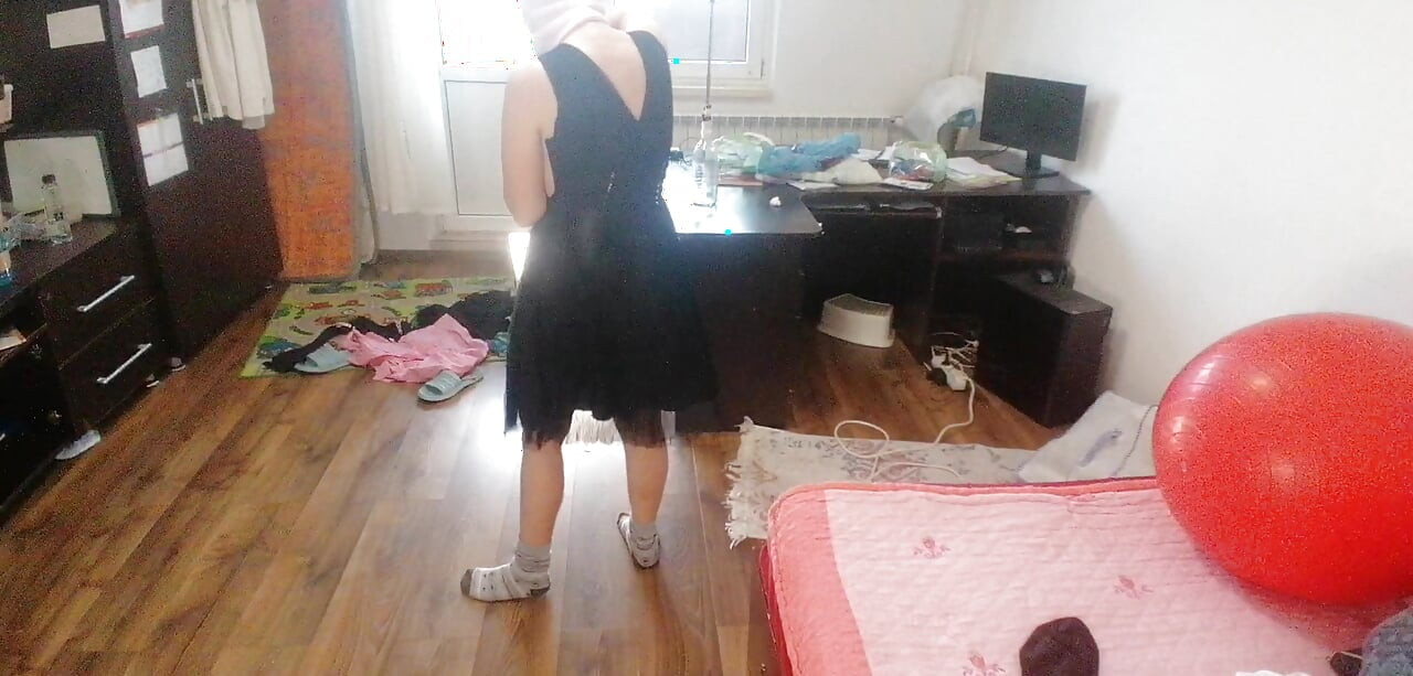 Mulher Amadora Se Diverte Experimentando Roupas E Cortando-as.
