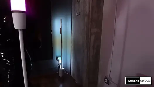 TANGENTOD - mengunci rubberdoll untuk koreksi fetish