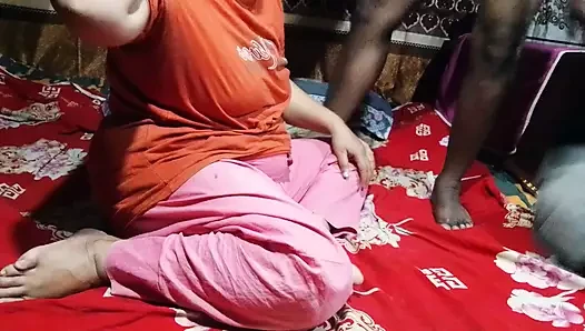 Bengalese Bhabhi hard geneukt door haar zwager in de slaapkamer op zijn hondjes vuile praat sexboy