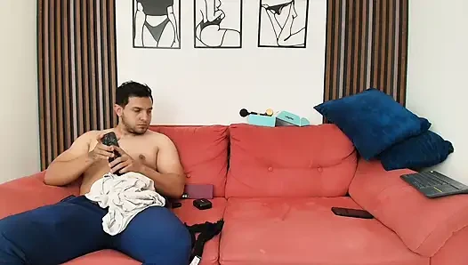 BVECINA TINGGAL DI RUMAH DAN MENUNJUKKAN PANTATNYA PADAKU