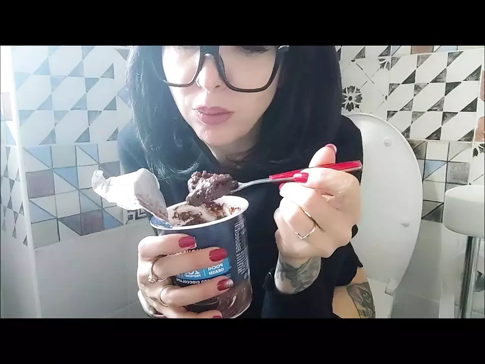 马桶上充满了棕色的小吃