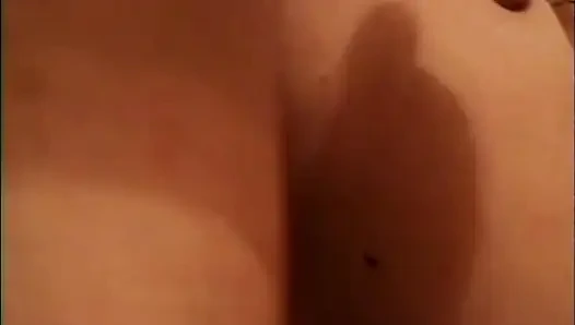 Tante bertubuh kurus ini jajal cara muasin memeknya