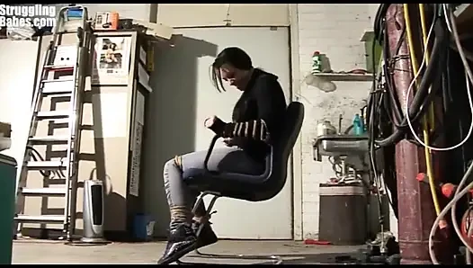 Si cewek nakal chairtied cleavegagged