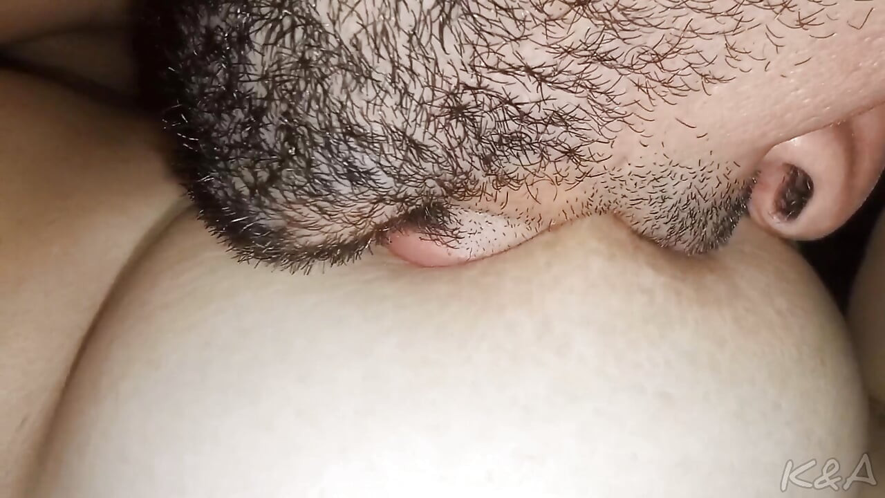 Moje duże naturalne piersi są ulubionym jedzeniem mojego męża, lubi ssie i gryzie moje sutki