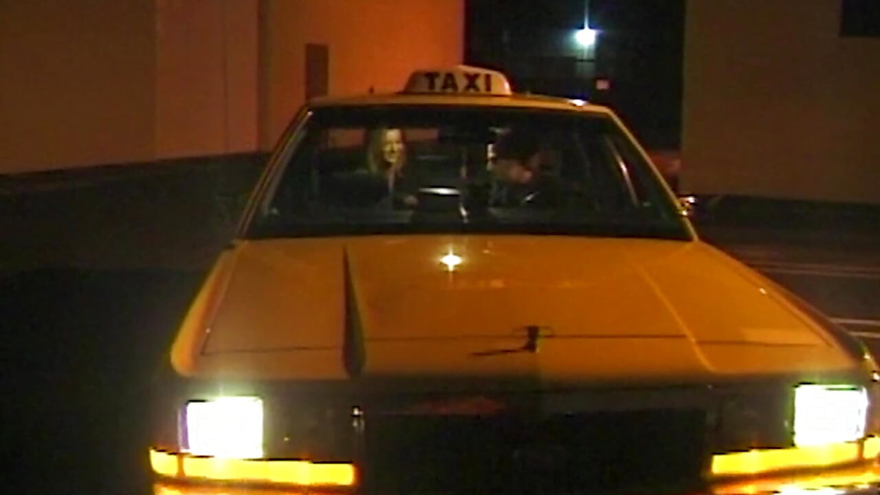 Versaute Taxifahrt: Heiße Blondine im Auto und auf dem Sofa