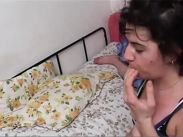 Amateur Italian brunette gives a juicy blowjob