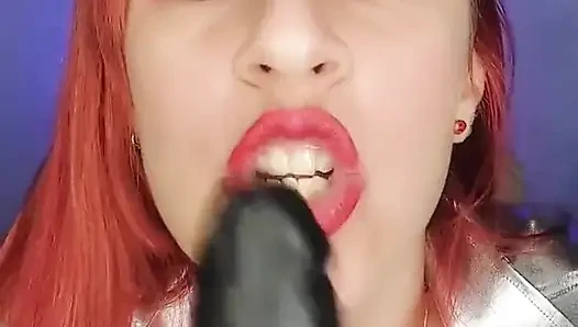 Aldatılan kocamın önünde sikini emmesi için utanç verici bir tane getirdim!