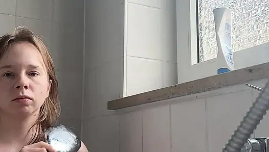 Kencing di bak mandi