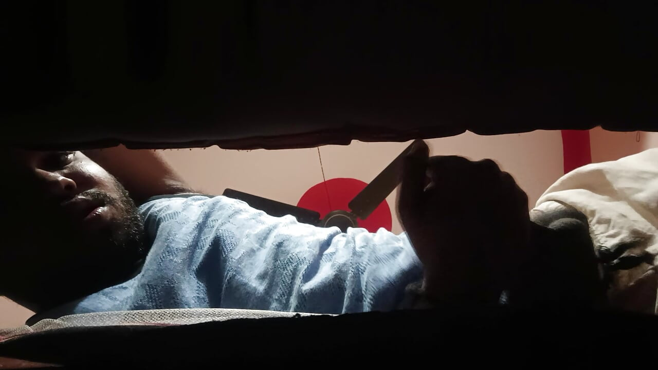 Jutarnje drkanje kurca na krevetu