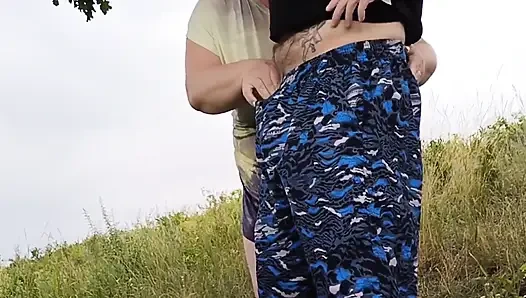 Bir kadın parkta yarağımı sıvazlıyor