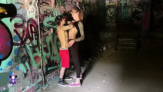 Девушку-транс застукали трахающей мужчину-транса в заброшенном здании