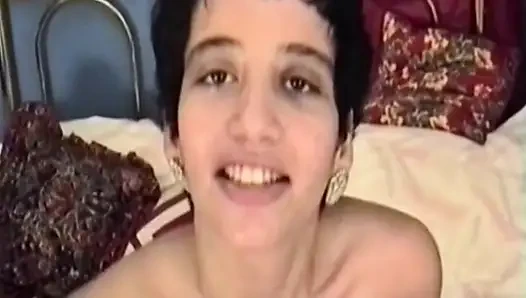 Cewek hot rambut cokelat lagi asik bugil di ranjang sambil bugil
