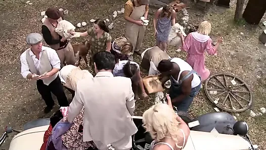 Birkaç azgın hatun açık havada her iki deliklerini de siktiriyor