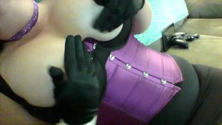 Milf in corsetto viola e guanti di raso che gioca con tette enormi2