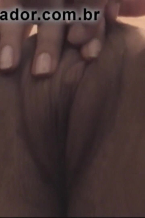 집에서 촬영한 노출증 비디오에서 완전히 벗은 영 금발