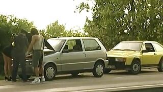 Loira alemã gostosa com peitos pequenos é fodida por dois bicadas carregadas