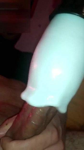 来自“使用这个成人玩具时我的鸡巴变得硬和湿！