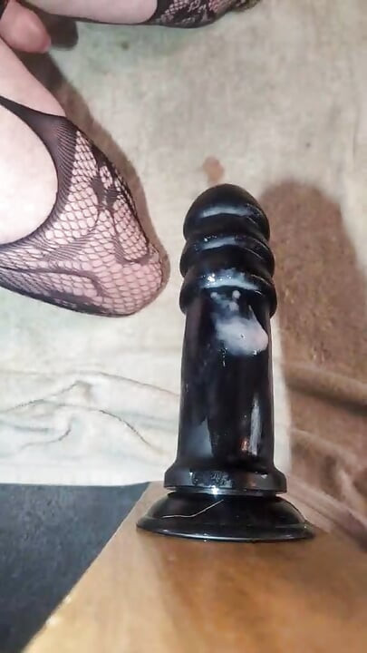 Stretching my juicy hole!