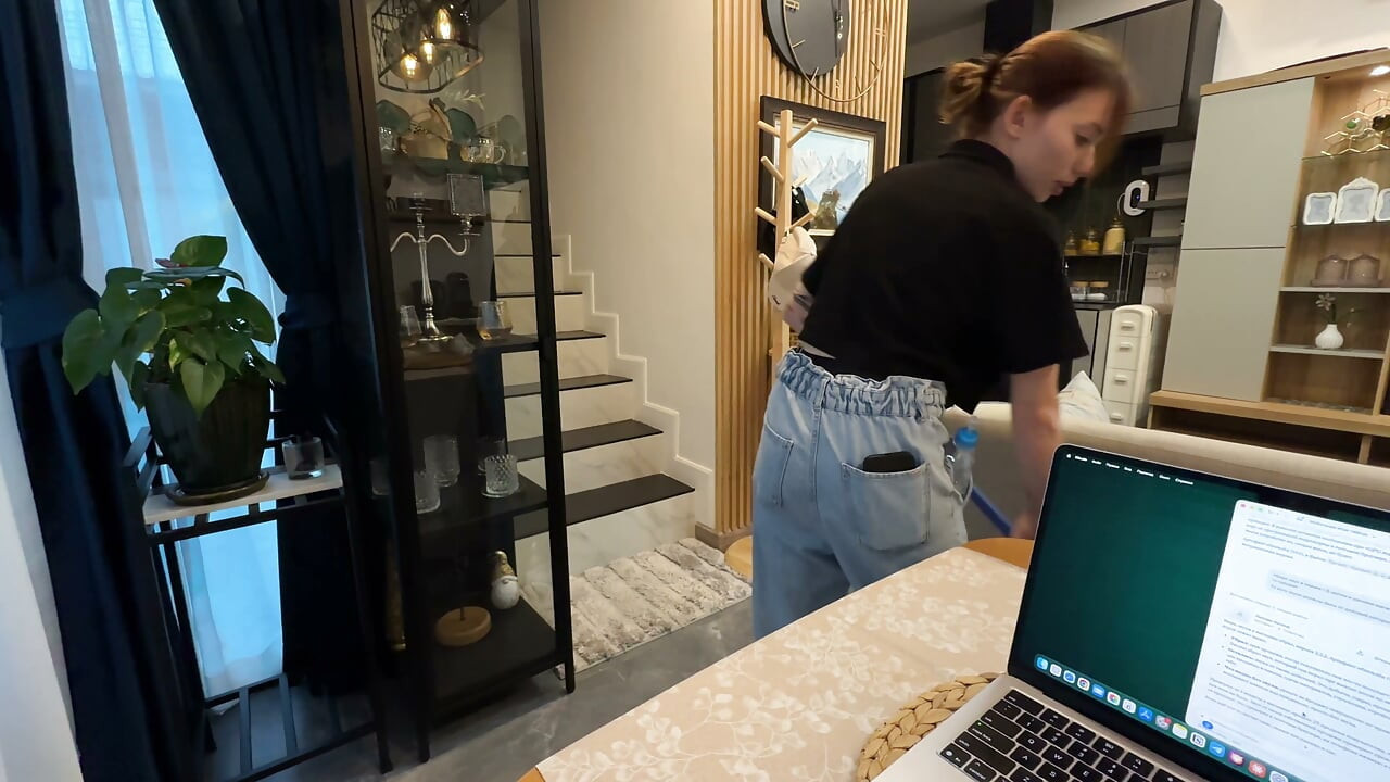 A young student came to clean the house to pay for her studies... but it didn't end with cleaning