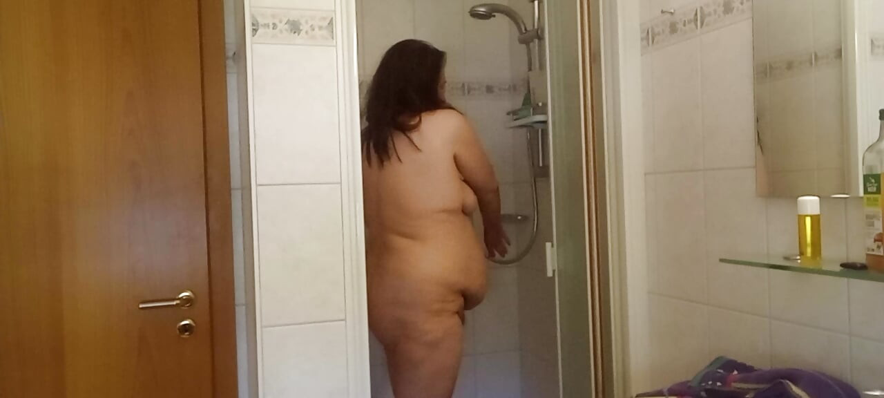 Matură sexy germană 52 face duș cu un corp dolofan sub duș