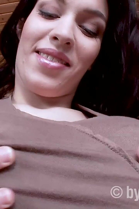 MILF ovisna o spermi puši kurac