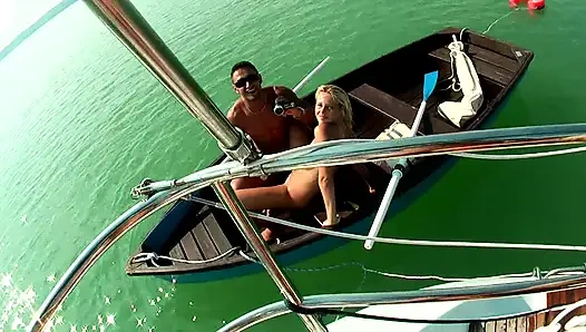 Дикие Горячие Крошки Трахаются С Двойном Проникновением На Улице В Отпуске