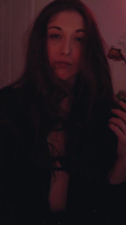 Εμβληματική στιγμή από το "ASMR ROLEPLAY JOI - Συνέντευξη με έναν βρικόλακα".