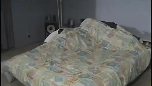 Genç kız büyük yaraklı adama sakso çekiyor