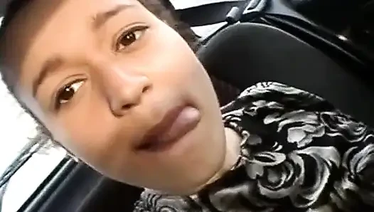 Versaute lesbische teenager küssen sich im freien, bevor sie im auto doppelt dildo machen