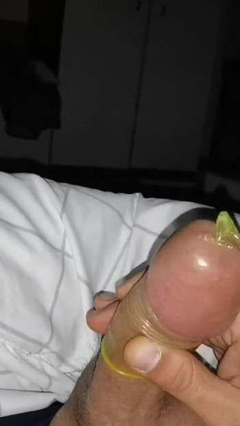 Epski trenutak iz "Naughty Boy Loud Steaning While Filling A Condom"
