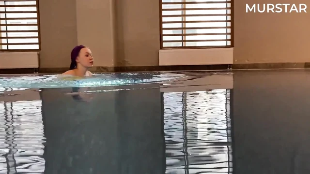 她用多汁的口交感谢救生员